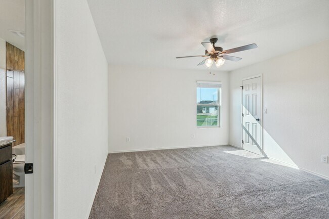 Building Photo - Modern 3-Bedroom Duplex in Temple with Spa...