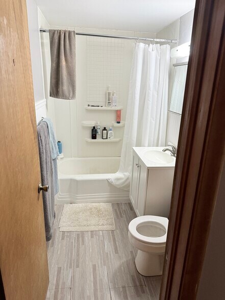 Upper level Bathrooom - 1960 Lincoln Ave #4