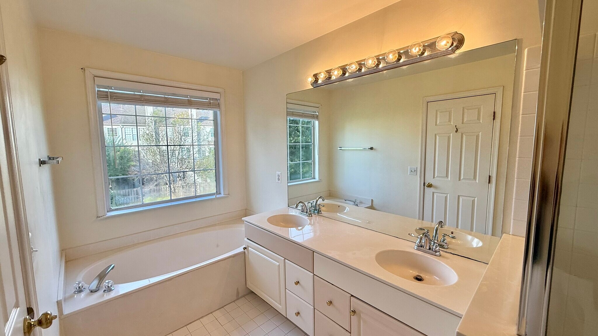 Master Bathroom - 47612 Watkins Island Square