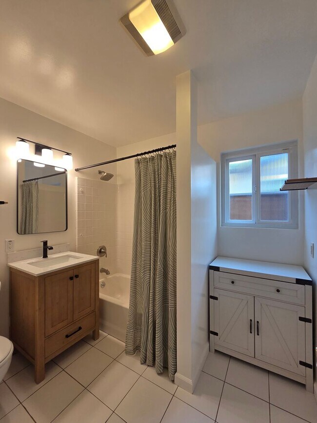 Building Photo - 3 bedroom 2 bath East Petaluma