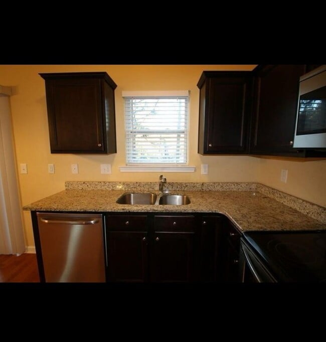 Building Photo - Charming 3BR Townhome in Norcross