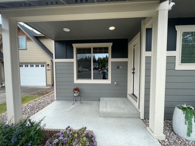 Building Photo - Beautiful 4 Bedroom in a small and exclusive neighborhood