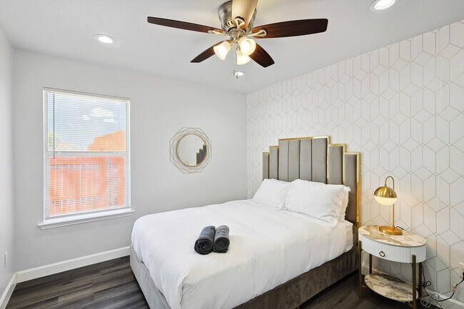 Building Photo - 521 E Robin Ct