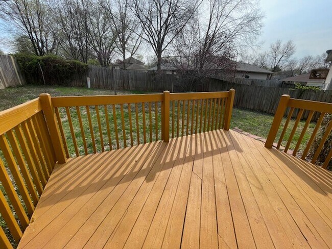 Building Photo - 4 Bedroom Home in SE Springfield!