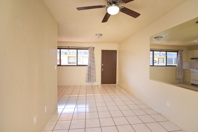 Building Photo - 2 Bed / 1 Bath Apartment in Salt Lake – Great Location!