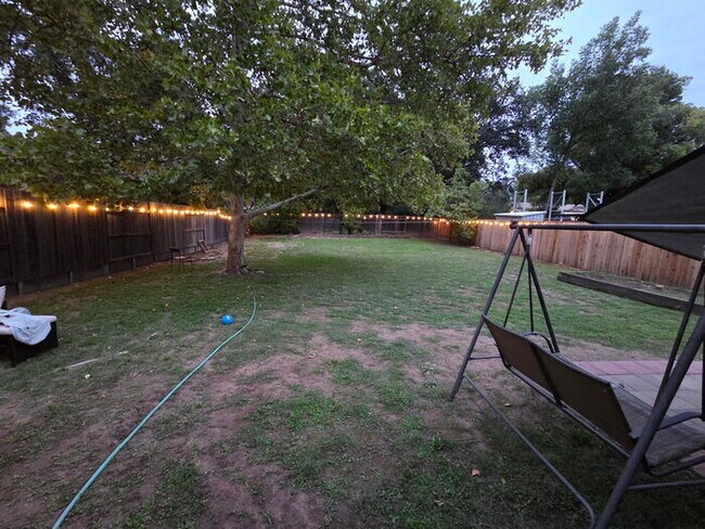 Building Photo - 3 bed 1 bath Duplex with garage and privat...