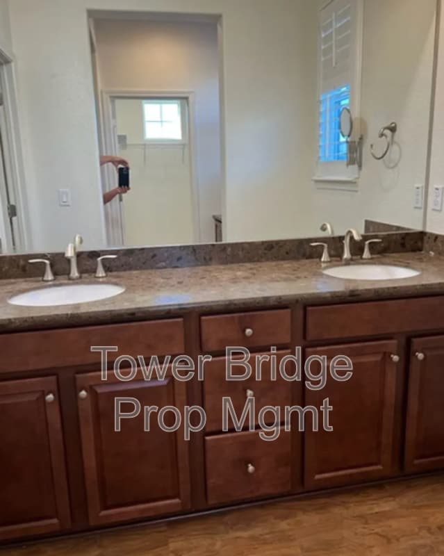 Building Photo - 3057 Village Park Dr