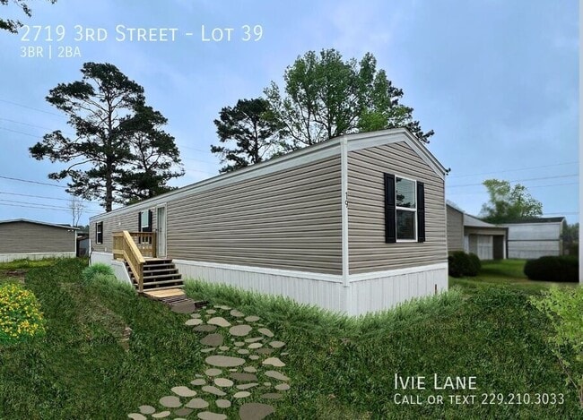 Building Photo - 2719 3rd St