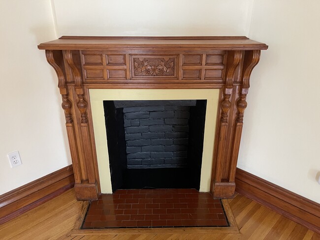 Decorative Fireplace - 596 Niagara St