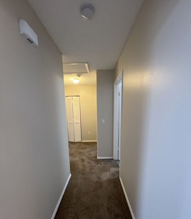 Building Photo - 319 Oak Track Dr