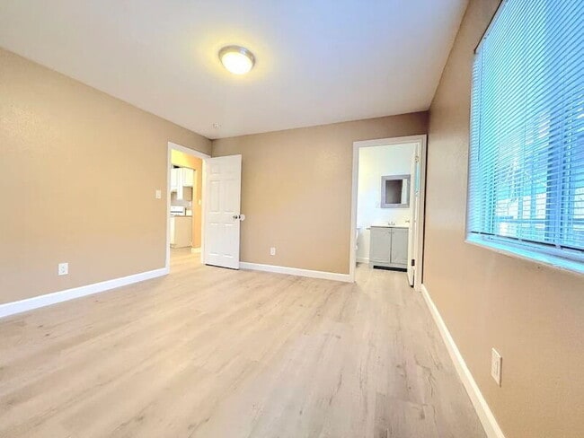 Building Photo - 1385 E Vernon Ave