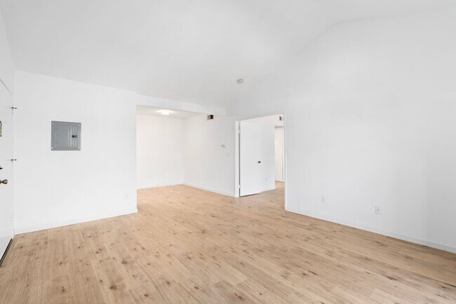 Building Photo - Stunning 1 Bedroom 1 Bath in Dana Point