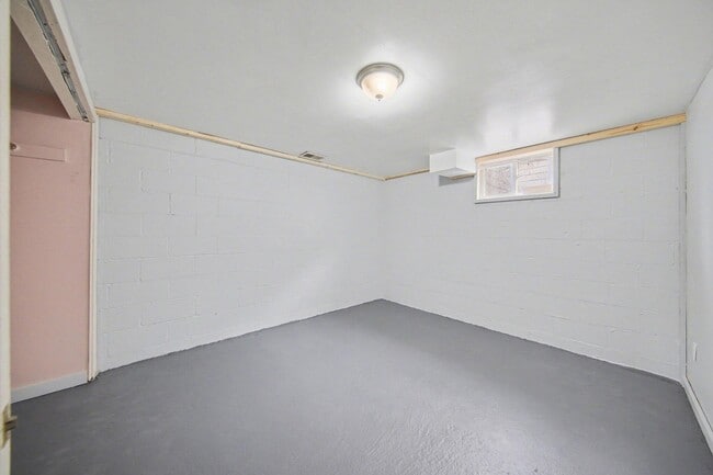 Building Photo - 808 E Cross St