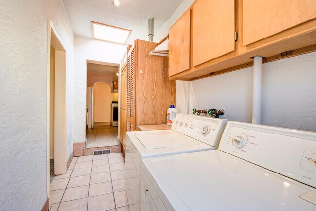 Building Photo - UPTOWN 3 Bedroom  2 bath  with Garage