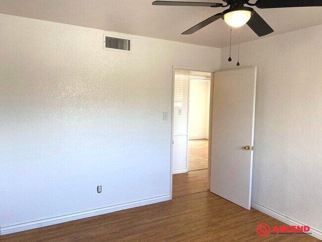 Building Photo - Immaculate Home Near China Grade Loop!