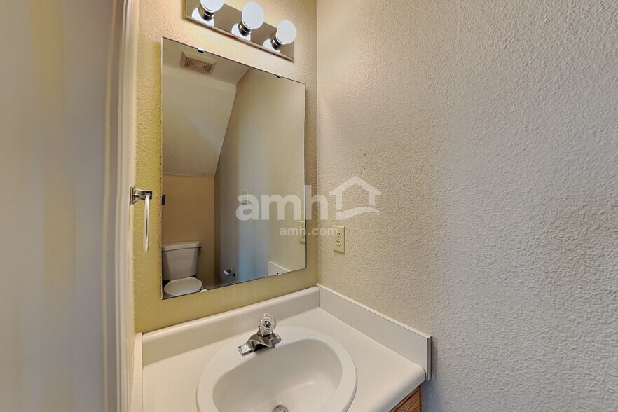 Building Photo - 14470 Forsythia Ln