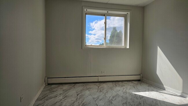 Building Photo - 5011 Valley Ln