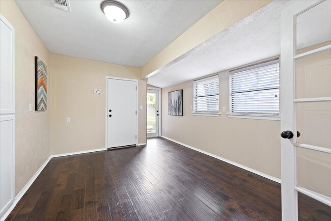 Building Photo - "Spacious 4-Bedroom Hardwood & Granite Fin...