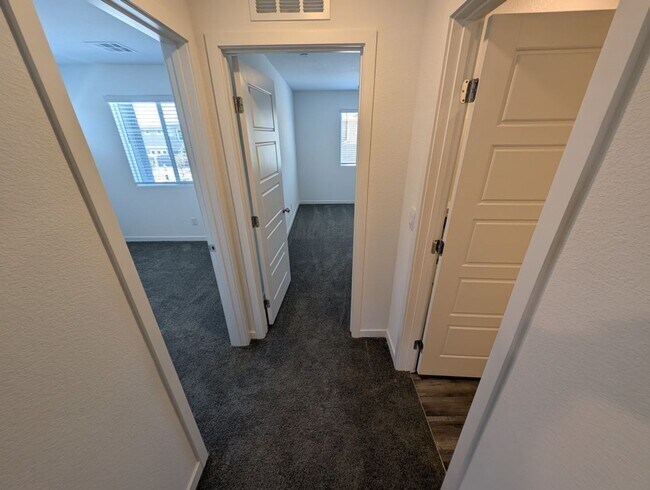 Building Photo - 484 Golden Myna Ave