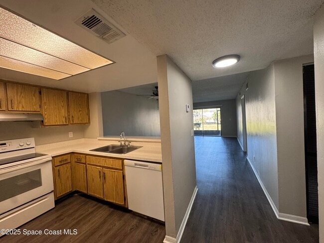 Building Photo - 1039 Regency Dr