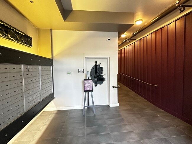 Building Photo - 2125 Southend Dr