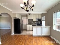 Building Photo - 1107 W 45th St