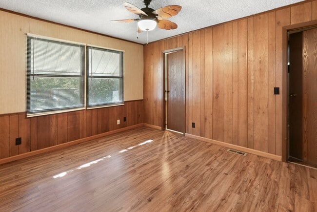 Building Photo - Charming Home Awaits: Spacious & in a Prime Location