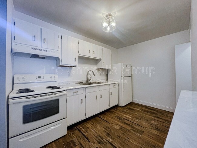 Building Photo - 2402 Marquette Rd