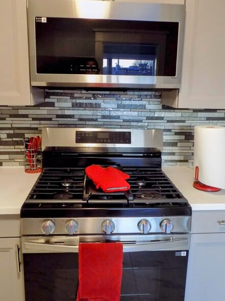 Building Photo - 434 N Pine Ave