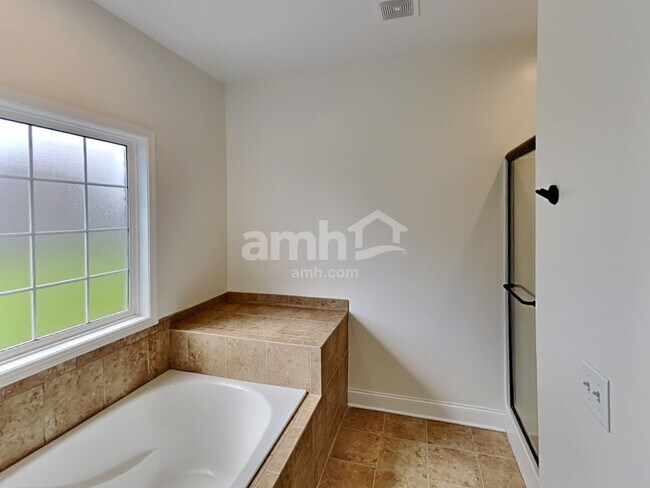 Building Photo - 107 Buster St