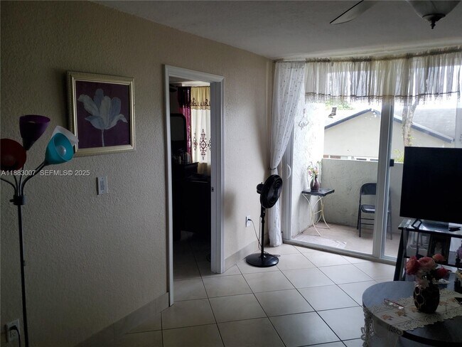 Building Photo - 10000 NW 80th Ct