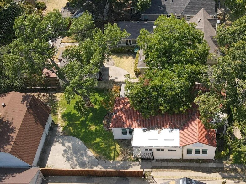 Backyard & 2 Car Garage w/Storage - 2917 Benbrook Blvd