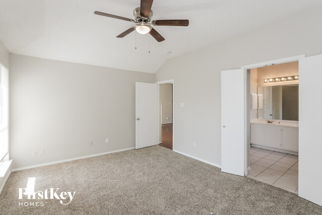 Building Photo - 2500 Crystal Falls Dr