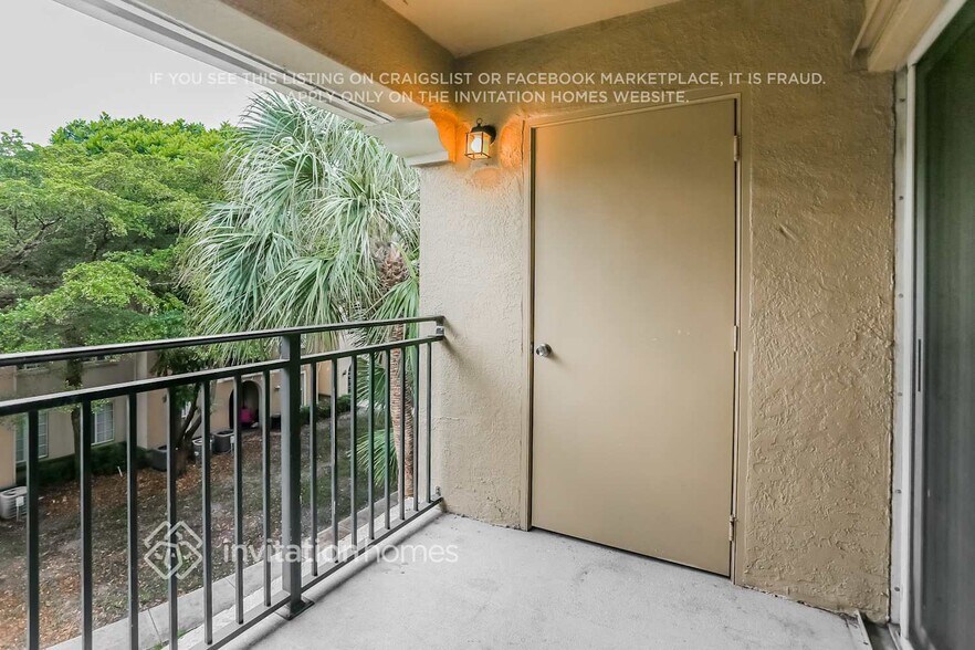 Building Photo - 2427 Centergate Dr