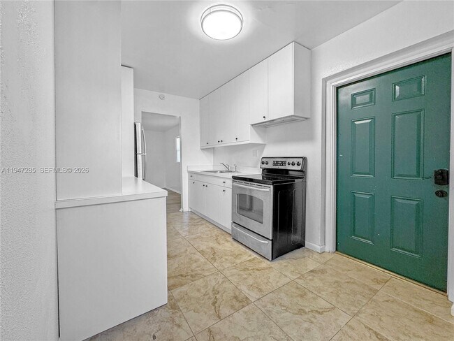 Building Photo - 883 SW 10th St