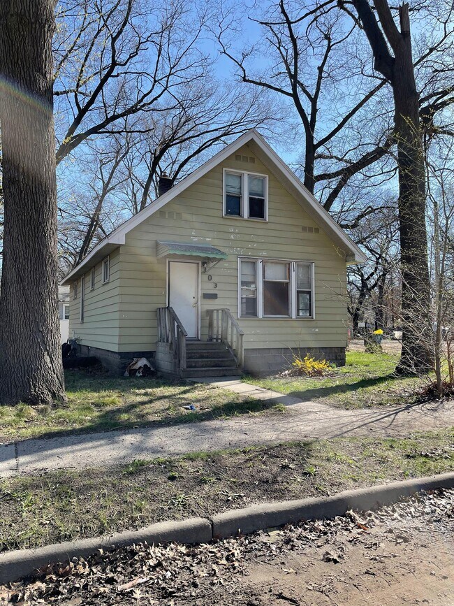 Primary Photo - 303 W Summit Ave