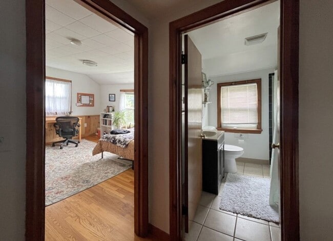 Building Photo - Crestmont Avenue Townhome with Sublevel Su...