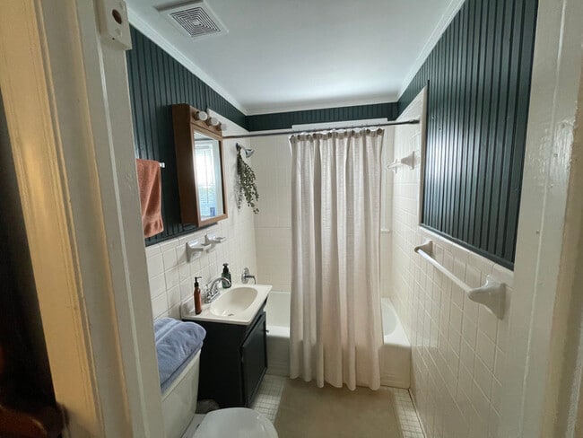 Building Photo - Exquisite lofted studio