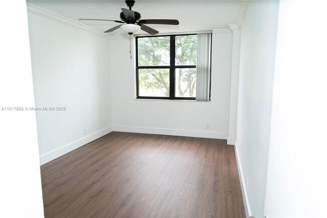 Building Photo - 105 Lake Emerald Dr