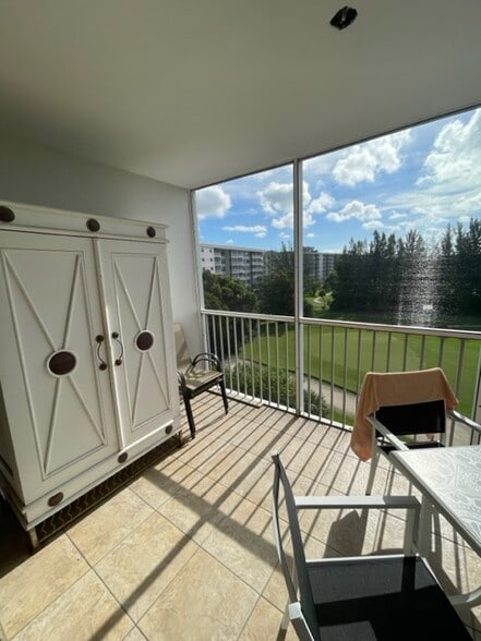Building Photo - 3250 N Palm Aire Dr