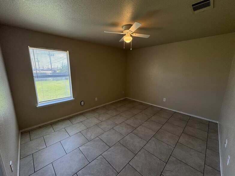 Building Photo - 5702 Greengate Dr