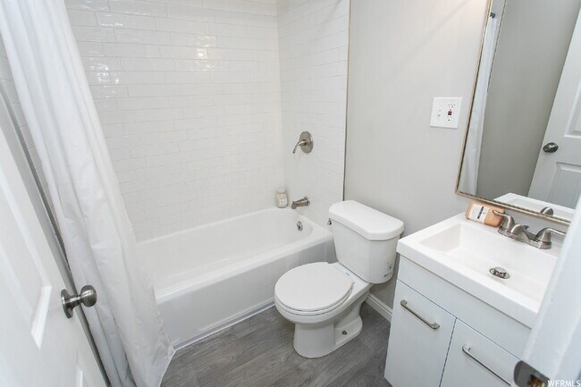 Building Photo - Room for rent in Great Ogden Location!