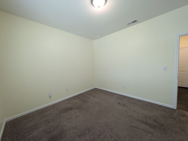 Building Photo - Spacious 4 bedroom, 2 bath Ranch Style Home located in Selwyn Landing !