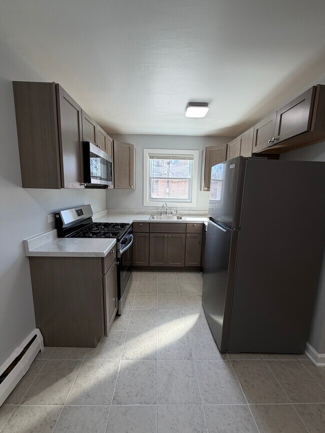 Building Photo - 2801 W Waveland Ave