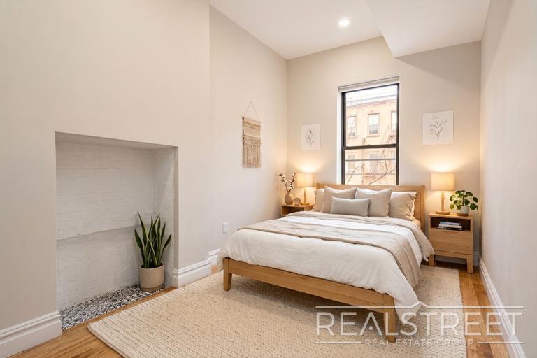 Building Photo - Stunning 3 BED 2 Bath Floor-Thru in Bed Stuy