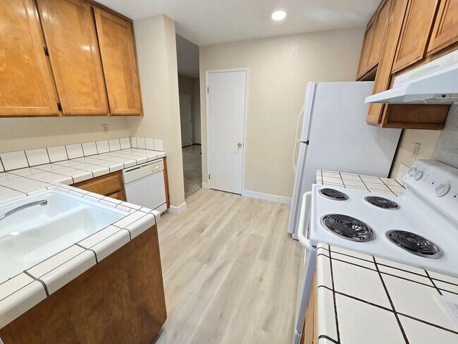Building Photo - Large 4 bed/2.5 bath home with vaulted cei...