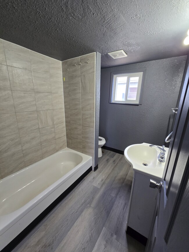 Building Photo - 1320 E Ash St