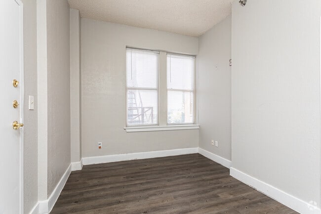 1BR, 1BA - 425SF Living Room - Robert E. Lee