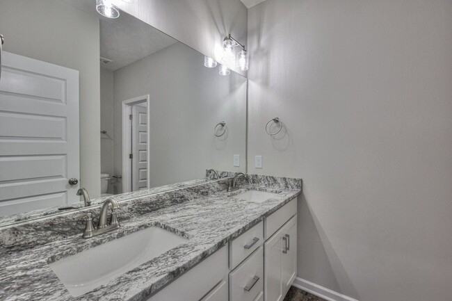 Building Photo - Beautiful NEW 3 Bed 2.5 Bath Townhome in M...