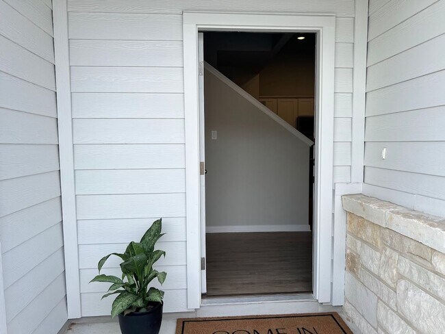 Building Photo - Want luxury living in the Far West ...Look no further...Amanda Park is it!